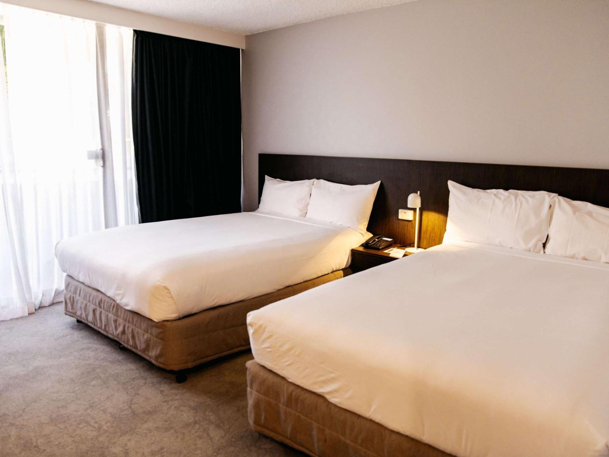 Mercure Spring Hill 4*